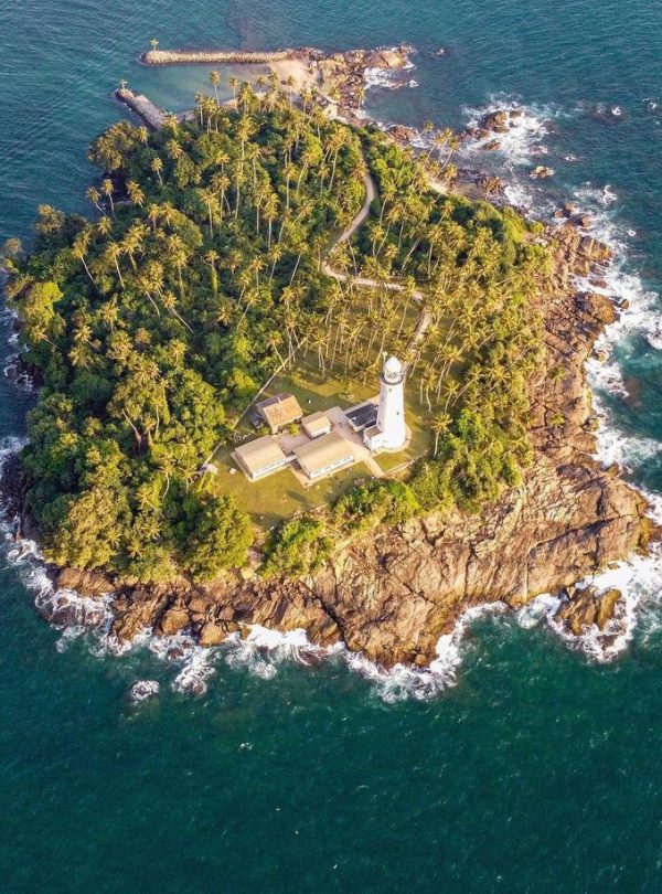 𝐁𝐚𝐫𝐛𝐞𝐫𝐲𝐧 𝐋𝐢𝐠𝐡𝐭𝐡𝐨𝐮𝐬𝐞 𝐈𝐬𝐥𝐚𝐧𝐝, 𝐁𝐞𝐫𝐮𝐰𝐚𝐥𝐚 🇱🇰 🌎 💚👣🍃